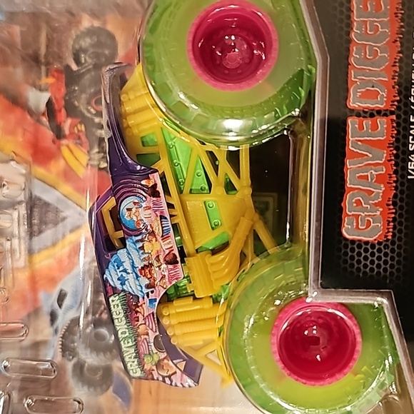 Monster Jam Grave Digger Street Treats - Picture 2 of 6